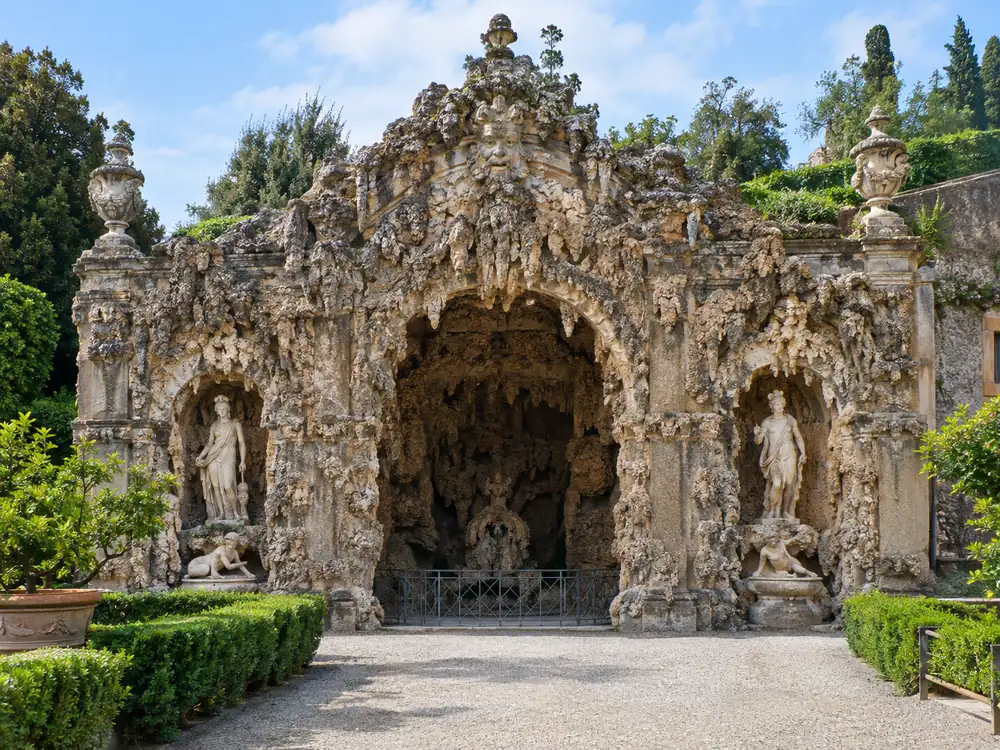 Die Buontalenti-Grotte in den Boboli-Gärten, wo der Korridor endet